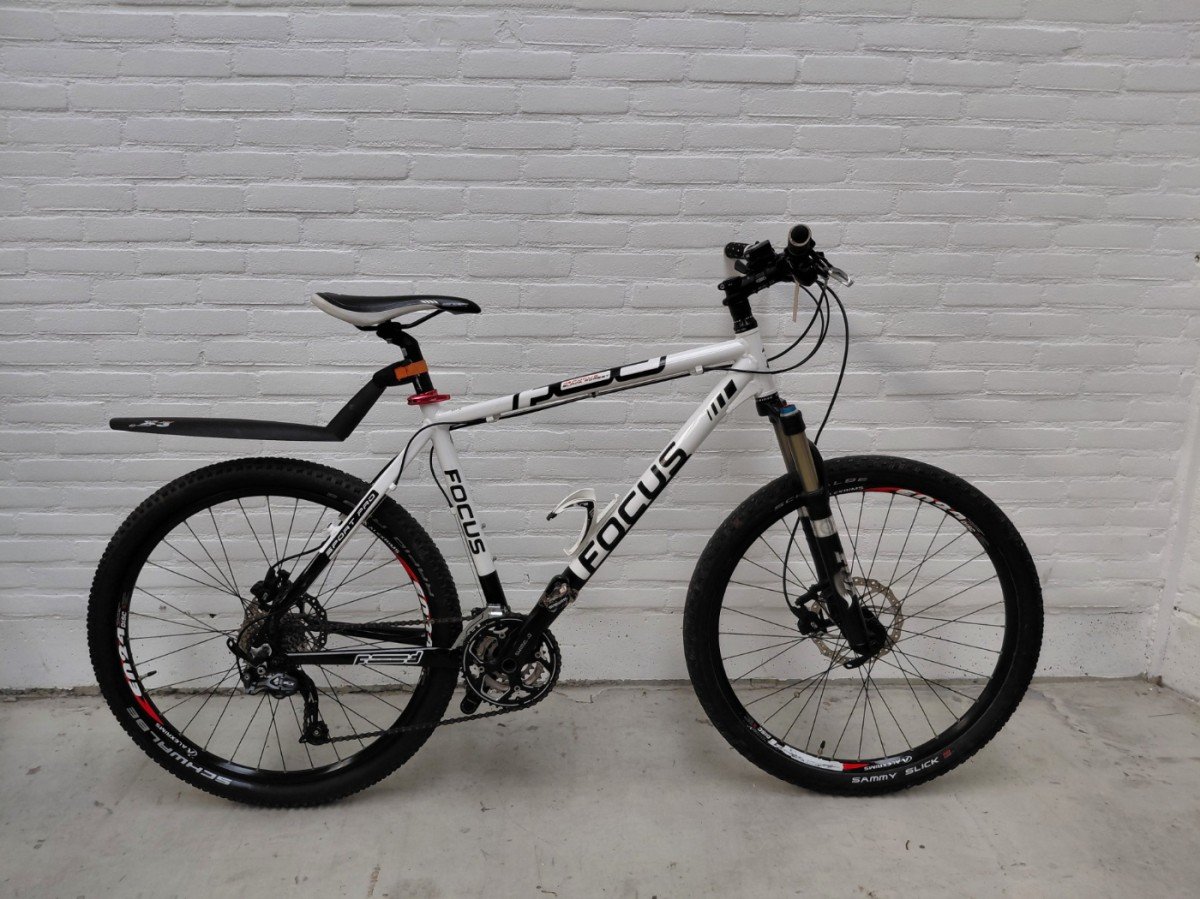 Focus Black Forest Zwart/ Wit Glans
